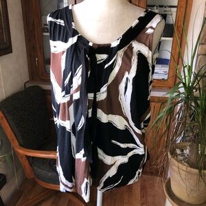 a.n.a SIZE 1X WHITE BROWN AND BLACK SLEEVELESS TOP ABSTRACT LEAF PATTERN